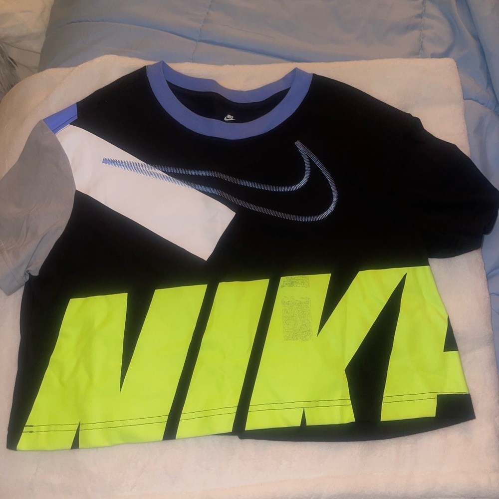cropped Nike women’s t shirt